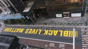 Pintan sobre frase contra racismo frente a Torre Trump de NY