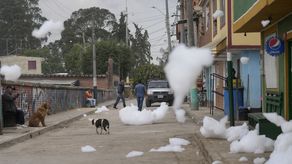 Espuma de río contaminado vuela por un barrio de Colombia