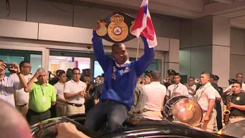 Campeón Jezreel Corrales es recibido por amigos, familiares y fanáticos