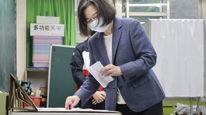 La presidenta Tsai Ing-wen también acudió a votar el sábado por la mañana, sorprendiendo a muchos electores mientras sus guardaespaldas y su séquito recorrían la escuela. Luego instó a los ciudadanos de Taiwán a emitir sus votos.