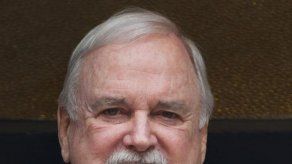 John Cleese revela (con su gracia habitual) que está cada día más sordo