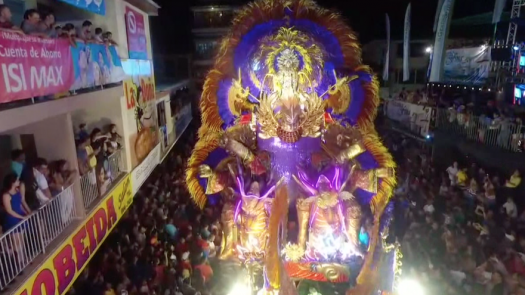 Calle Arriba de Las Tablas hace desfile inspirado en el ave Fénix