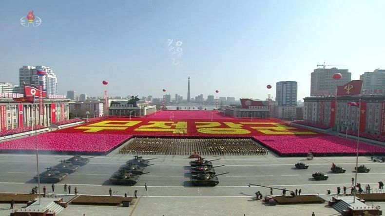 Kim Jong-un preside el desfile militar por el aniversario del Ejército