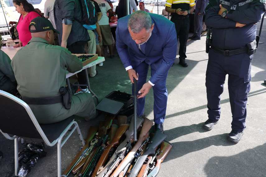 Programa de compra de armas y municiones por alimentos y medicinas.