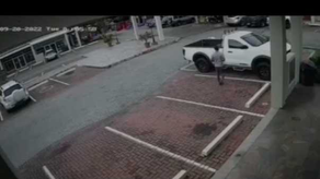 Imagen del momento cuando un conductor deja sin seguro su auto y hombre ingresa para robar las pertenencias