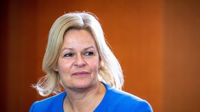 La ministra del Interior de Alemania, Nancy Faeser, dijo en un comunicado que los crímenes cometidos en redes sociales, apps de mensajes y foros de internet crean “terreno fértil para la violencia extremista”.
