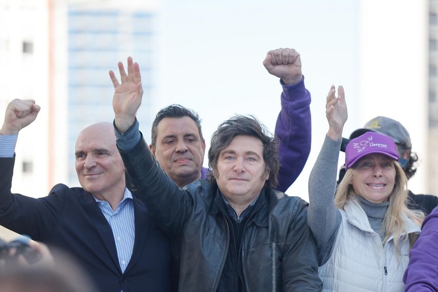 Presidente Javier Milei fue evacuado de un acto electoral por incidentes con manifestantes opositores.