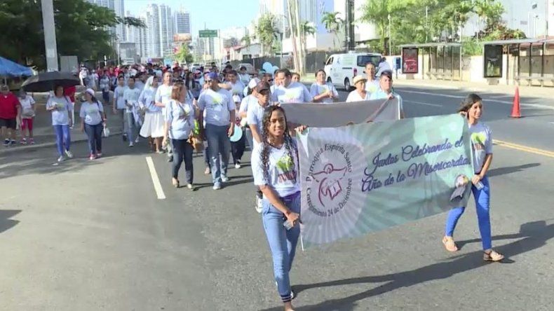 Con caminata y convivio católicos celebran el Jubileo de la Familia