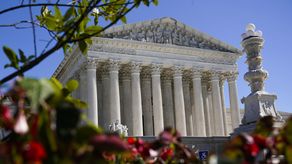 Tres personas se pusieron de pie en la sala en los primeros minutos de la sesión del miércoles para denunciar el fallo.
