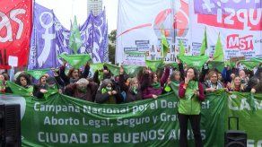 Argentinas marchan a embajada de EE. UU. en protesta por fallo antiaborto
