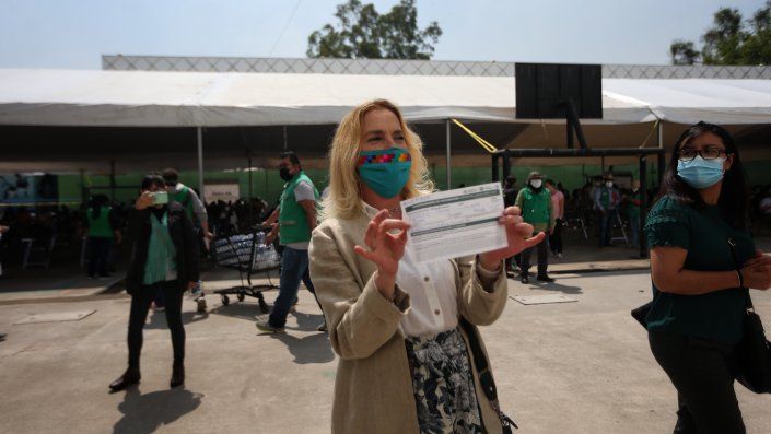 Beatriz Gutiérrez Müller, esposa del presidente de México, Andrés Manuel López Obrador, muestra su comprobante tras recibir la primera dosis de la vacuna Pfizer contra la covid-19. Beatriz Gutiérrez Müller, esposa del presidente de México, Andrés Manuel López Obrador, muestra su comprobante tras recibir la primera dosis de la vacuna Pfizer contra la covid-19.