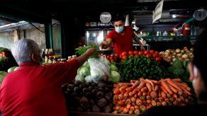 Cliente compra legumbres en Panamá.