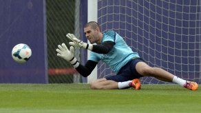 Van Gaal ofrece a Víctor Valdés entrenarse con Manchester United