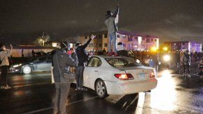 Tercera noche de protestas e incidentes en Mineápolis por joven muerto a manos de la policía