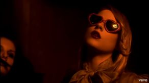 Evan Rachel Wood protagonizó el video de la canción Heart-Shaped Glasses.