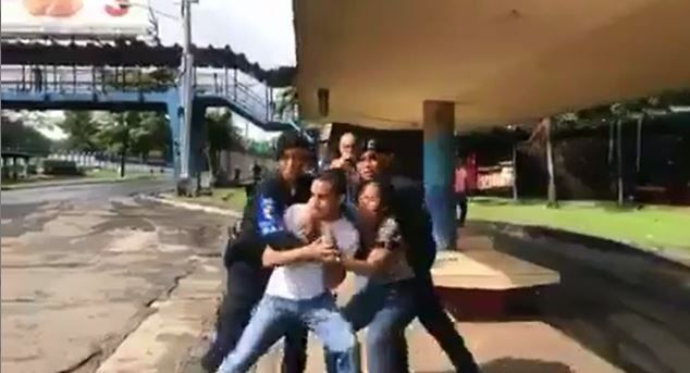 Dos retenidos tras protesta de universitarios en vía Transístmica