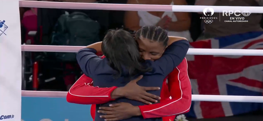 Damaris Young felicitando a la boxeadora panameña Atheyna Bylon. Damaris Young felicitando a la boxeadora panameña Atheyna Bylon.