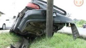 Auto quiebra poste de luz en Colón