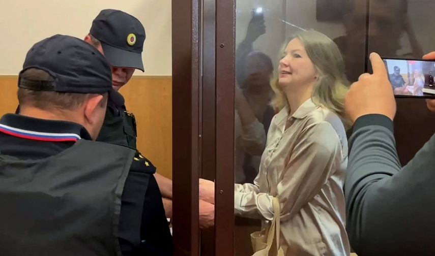 Rusia condena a 12 años de cárcel a una periodista por ser colaboradora del opositor Alexéi Navalni.