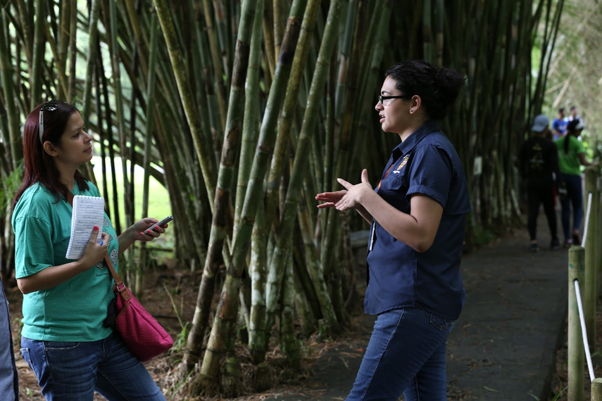 Voluntaria en el parque Summit Panamá.