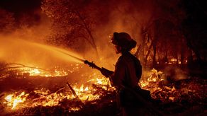 Funcionarios del departamento de bomberos de California señalaron que las cuadrillas comenzarán a sacar ventaja de un clima más tranquilo para incrementar las líneas de control cerca del lago.