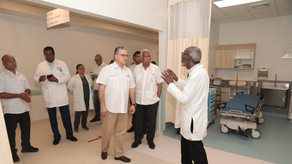 El ministro de la Presidencia, Juan Carlos Orillac, durante su recorrido en el Hospital Manuel Amador Guerrero.