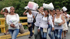 Tachan de contrabandistas a venezolanas que forzaron cruce a Colombia