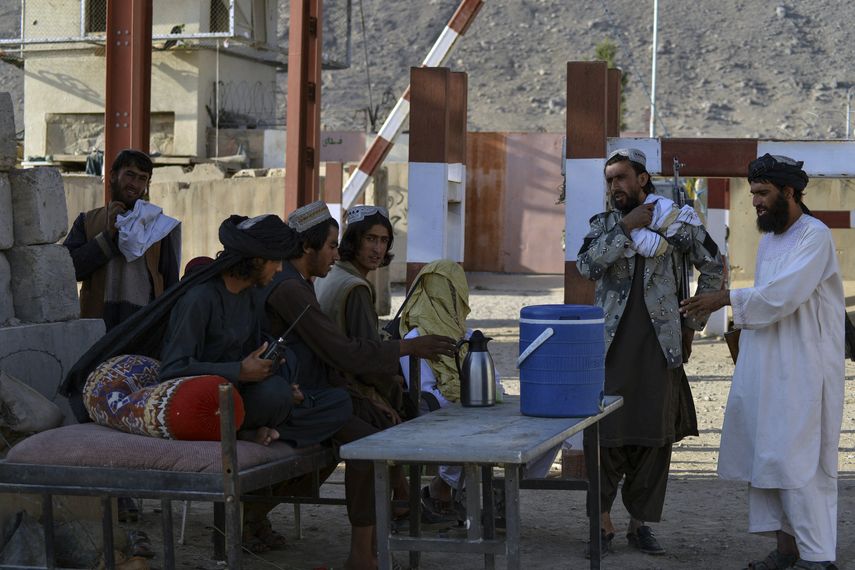 Las restricciones bancarias de los afganos están en vigor desde que los talibanes volvieron al poder tras una guerra de 20 años contra el gobierno de Kabul y sus aliados occidentales