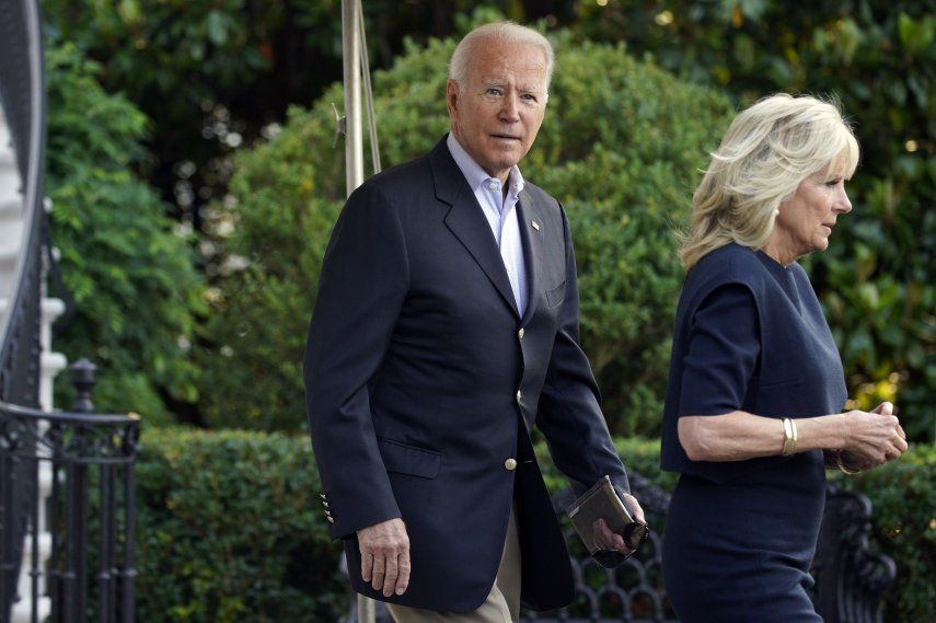 Washington (Usa), 01/07/2021.- US President Joe Biden (L) with First Lady Jill Biden walks out from the White House in Washington, DC, USA, before his departure to Surfside, Florida on 01 July 2021. (Estados Unidos) EFE/EPA/YURI GRIPAS / POOL world rights