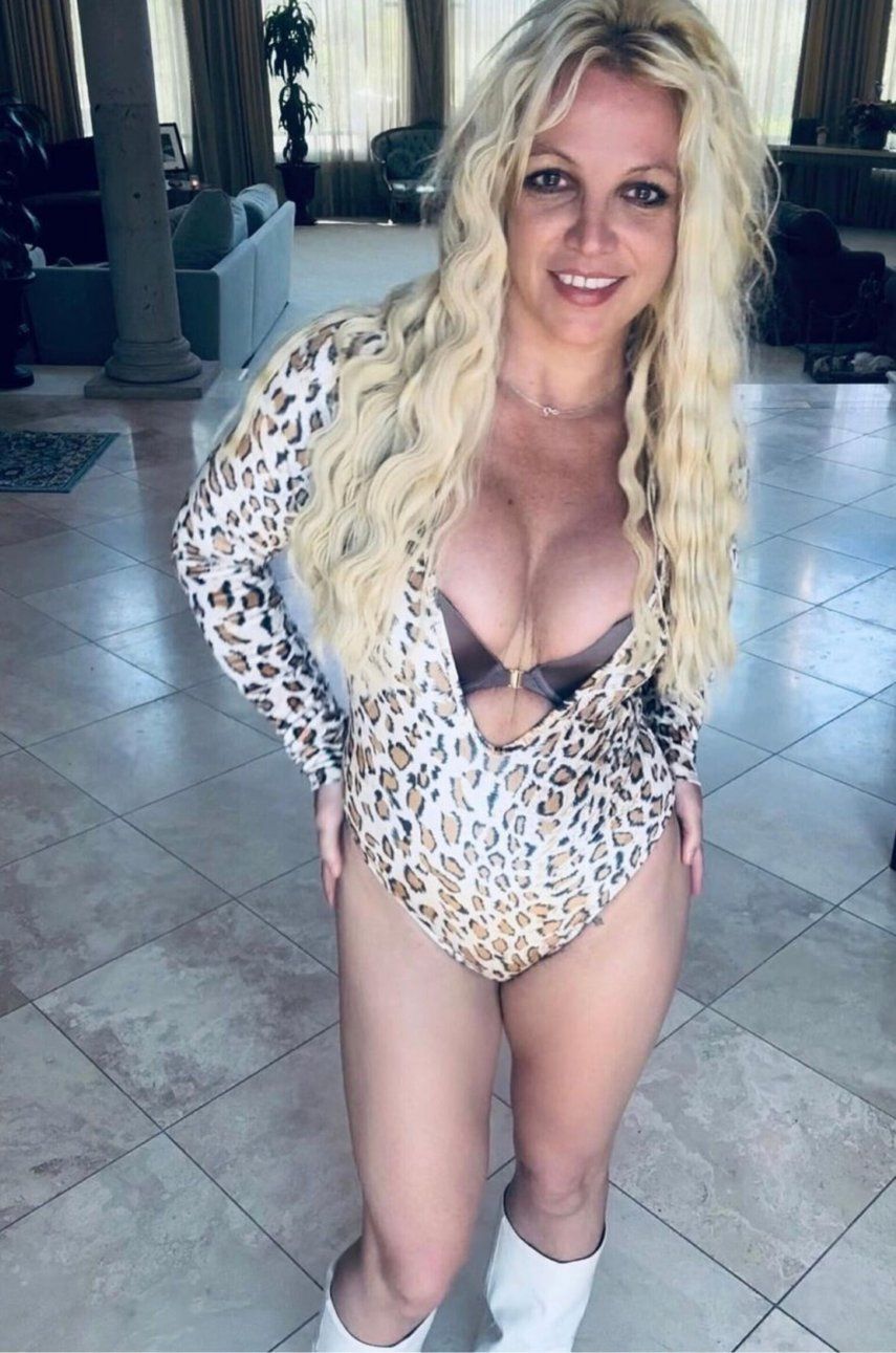 Britney Spears mueve las caderas al mejor estilo de Shakira.