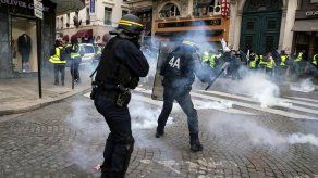 Francia promete firmeza por la deriva violenta de los chalecos amarillos