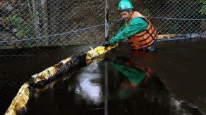 Nuevo ataque guerrillero contra oleoducto causa derrame de crudo en Colombia