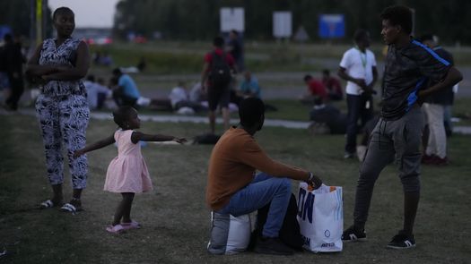 La medida se tomó luego de que un equipo de la Inspección de Sanidad y Juventud visitó el mísero asentamiento temporal en la localidad de Ter Apel y dijese que había “un grave riesgo de brotes de enfermedades infecciosas como consecuencia de una falta total de higiene”.