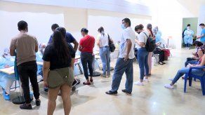 Gran concurrencia de personas en el punto de vacunación en Metromall