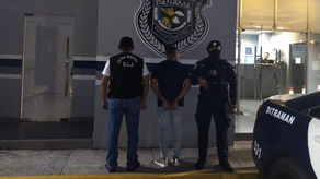 Unidades de la Policía Nacional junto al aprehendido