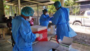 Equipos del Minsa realizan las pruebas de hisopados para detectar a las personas con sintomatología por COVID-19.