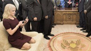 Críticas a asesora de Trump por arrodillarse en sofá del salón Oval