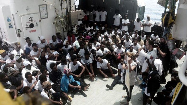 Migrantes del Aquarius serán trasladados a barcos italianos y llevados a España