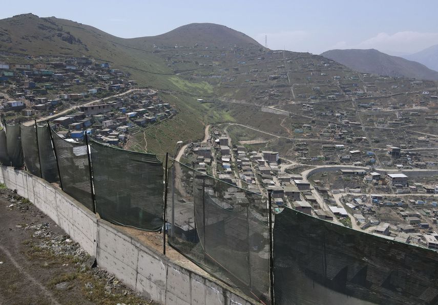 Niebla, bendición y maldición para miles sin agua en Lima