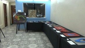 Exhiben pinturas para personas con discapacidad visual en Colón