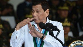 Duterte afirma que masticar chicle le alivia el dolor de espalda