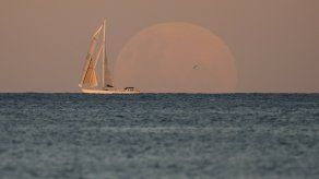 En esta ocasión el eclipse lunar total coincide con una superluna, un momento de mayor cercanía de la Luna a la Tierra, en que el satélite luce más grande y brillante que lo habitual.