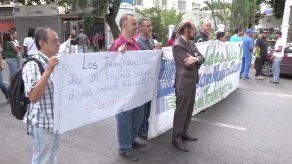 Trabajadores públicos venezolanos mantienen protestas por mejores salarios