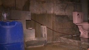 Rotura de tubería en San Isidro causa filtración de agua en una vivienda