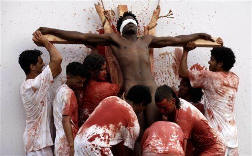 Sangre, vísceras y desnudos: el polémico Nitsch llega a Cuba