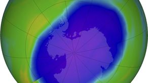 Lo preocupante es que el cambio climático y los intentos por reducir el agujero de ozono se entrelazan.