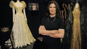 Theron luce plumas de gallo