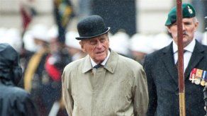 El duque de Edimburgo acudió a la boda de su nieto con una costilla rota