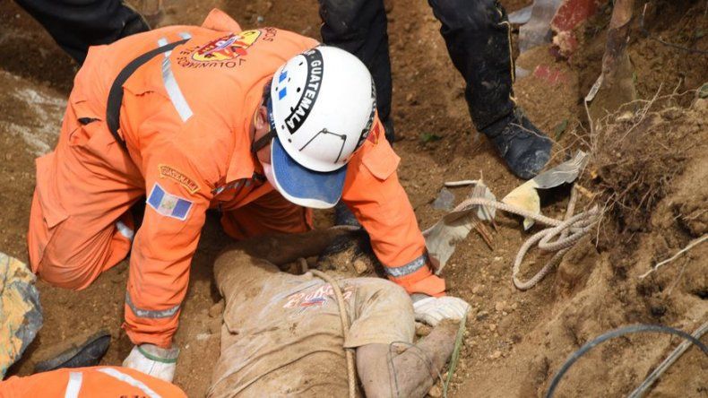 Reinician tareas de rescate en alud que dejó unos 600 desaparecidos en Guatemala