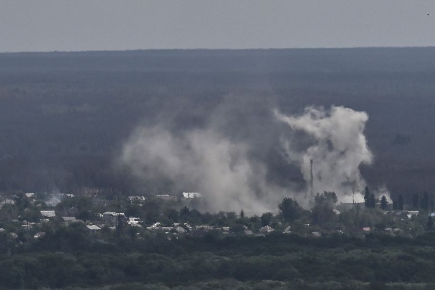 El humo se eleva desde la ciudad de Severodonetsk durante los combates entre las tropas ucranianas y rusas en la región de Donbas